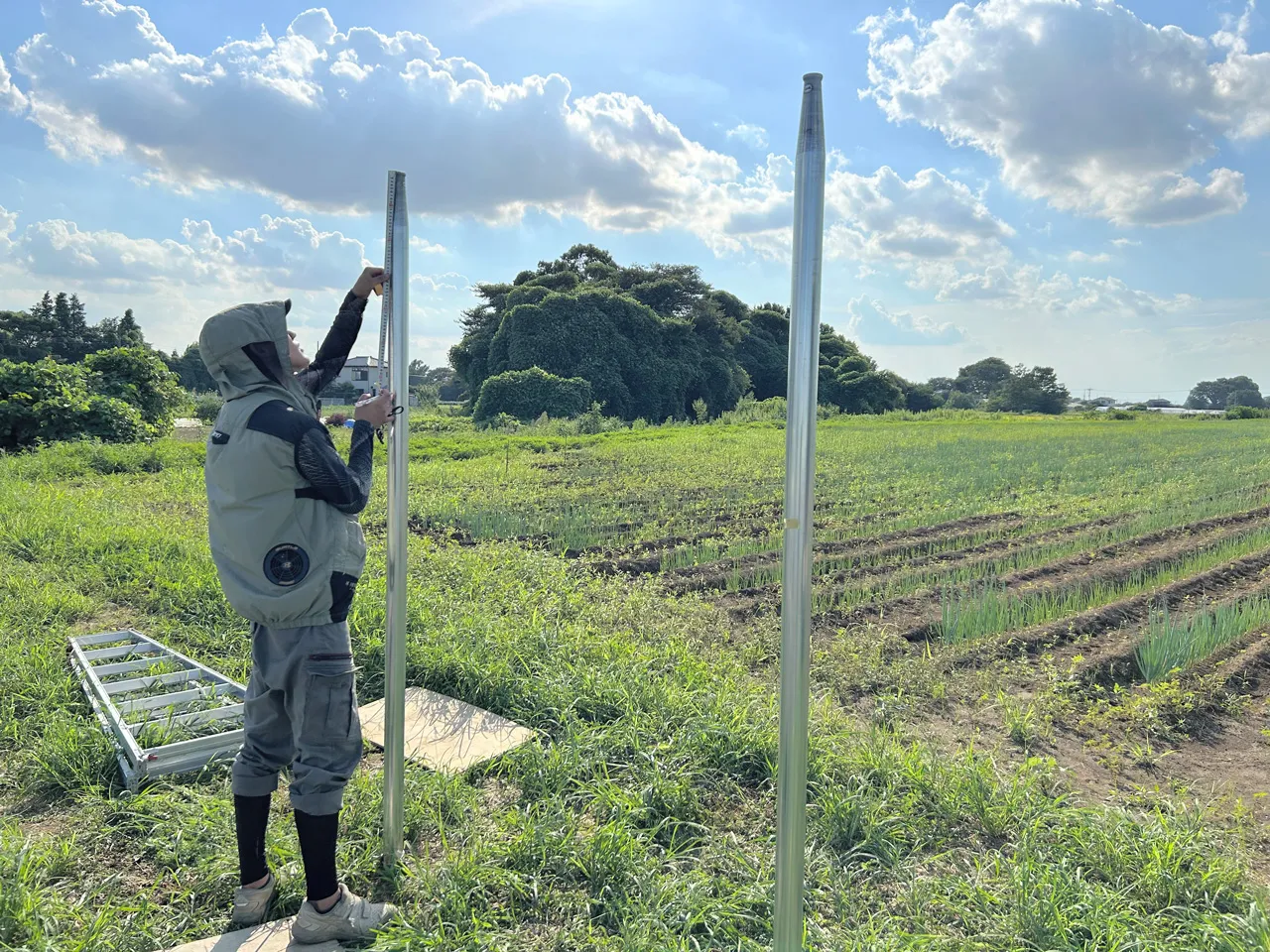 面板を取り付ける位置を確認しているところ