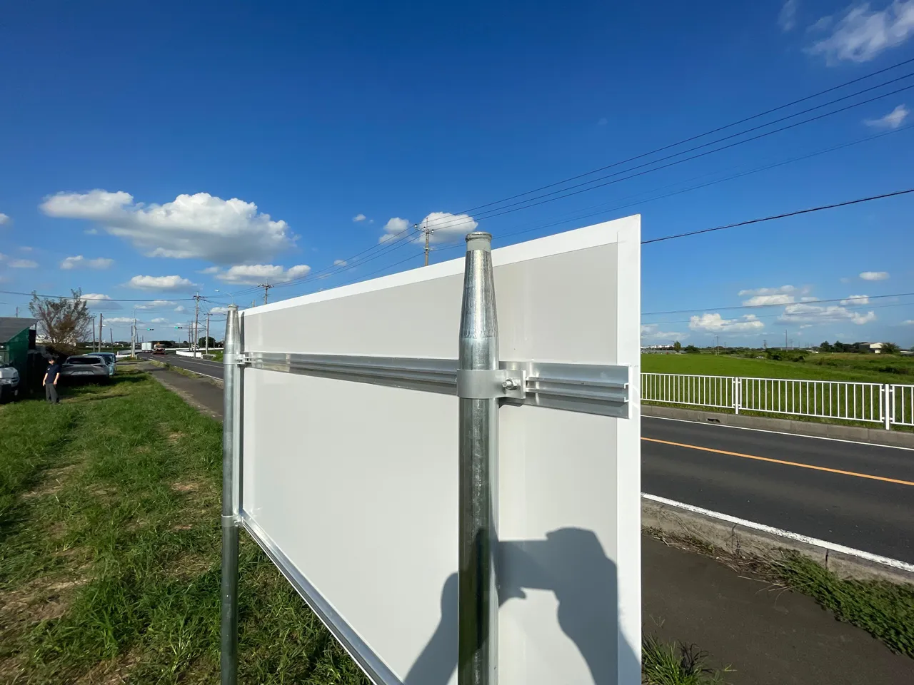 野立看板の裏側を寄って見たところ