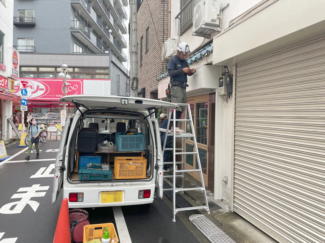 看板設置作業をしているところ