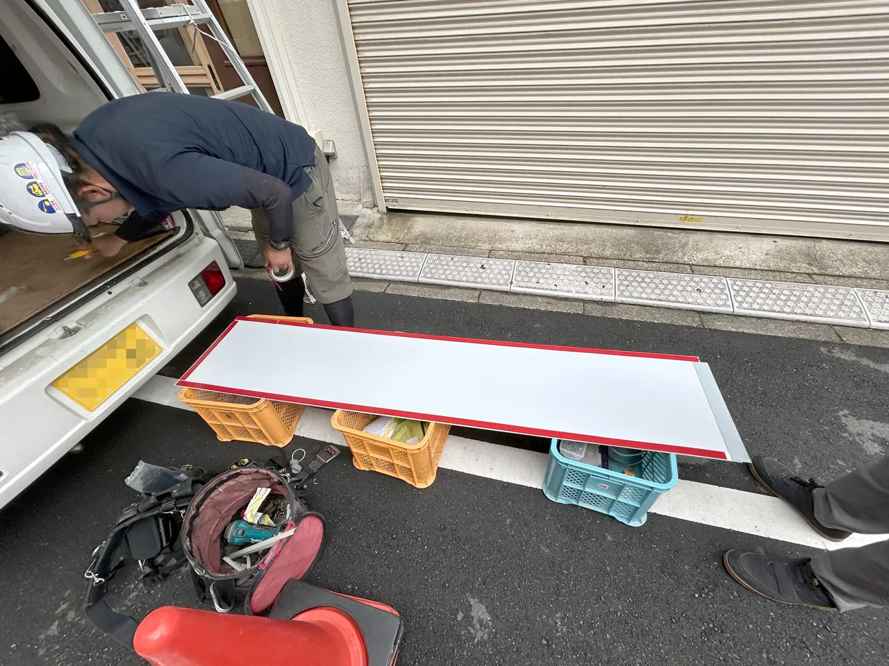 プレート看板を準備しているところ
