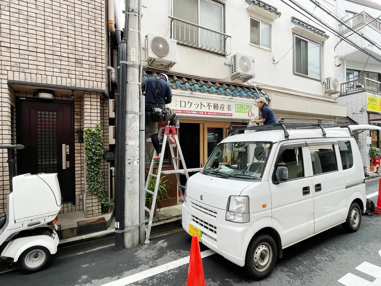 プレート看板とLED照明を設置しているところ