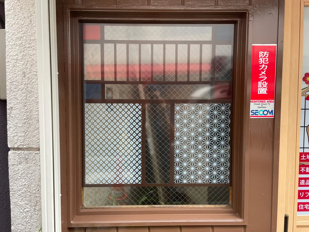 組子細工のようなウィンドウサイン