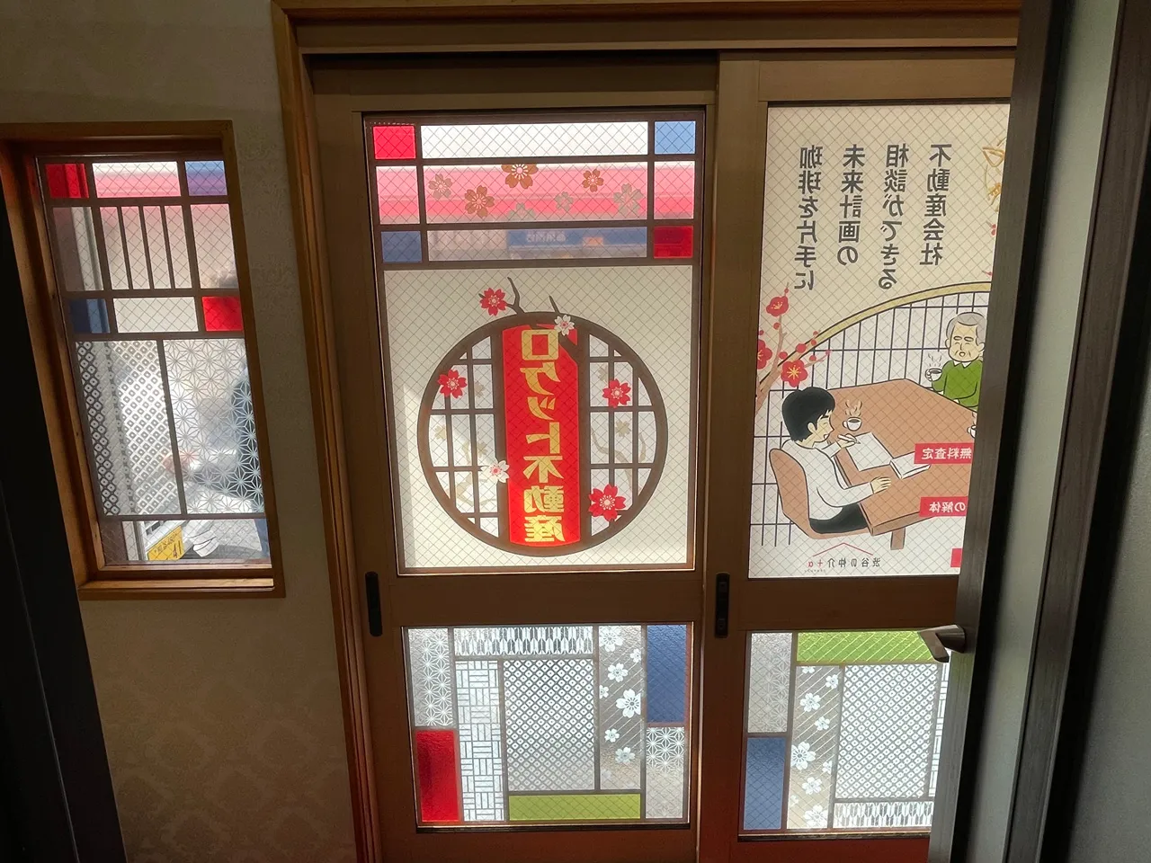 室内から見たウィンドウサイン