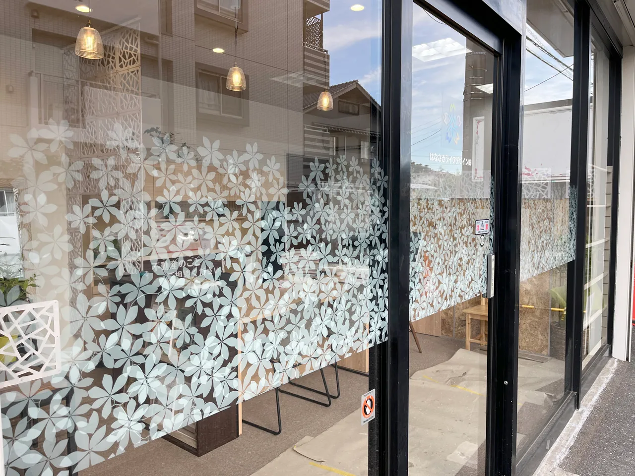 店舗入口の花柄のウィンドウサイン