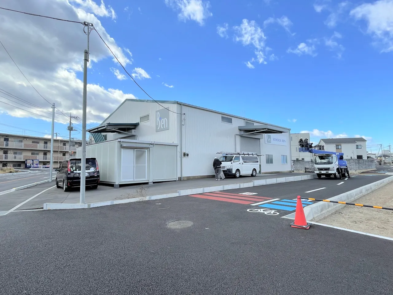 スクールベン様の倉庫の壁面のプレート看板