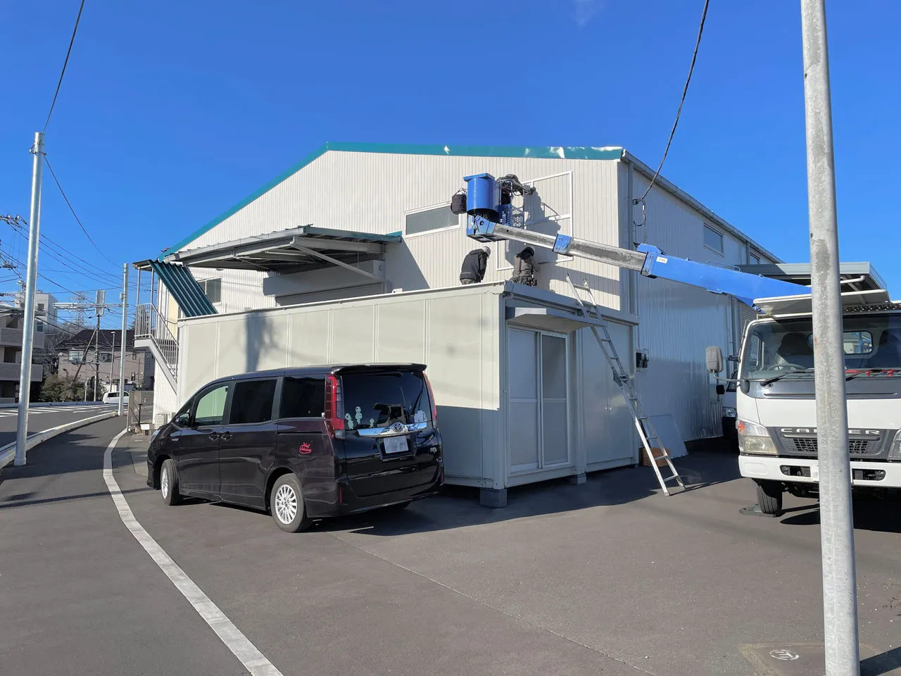 高所作業車でアルミフレームを取り付けてるところ