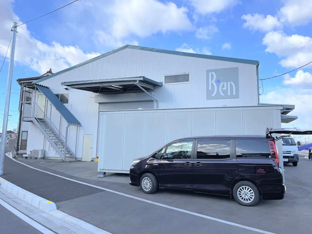 倉庫壁面のプレート看板