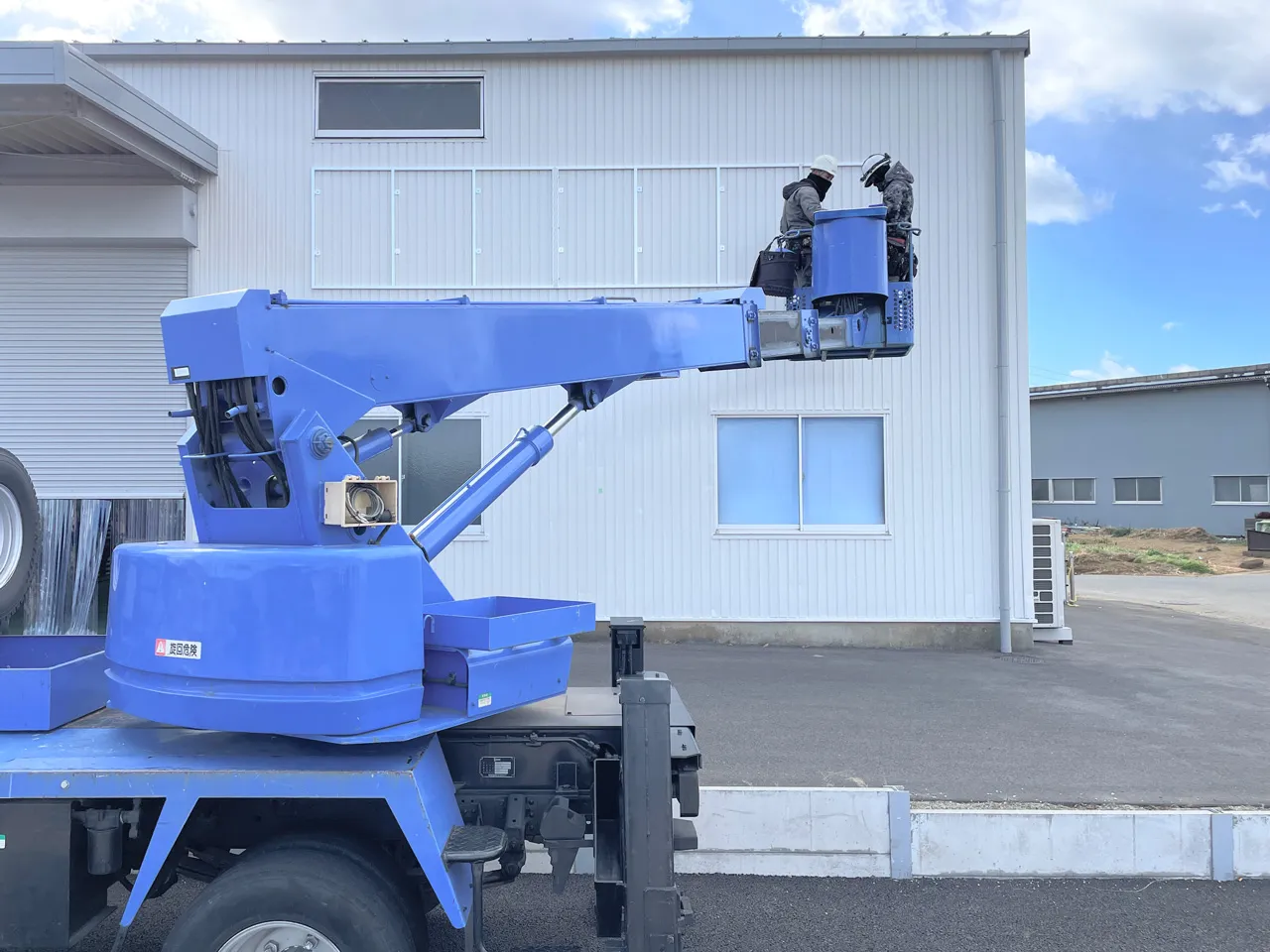 壁面にアルミフレームを設置しているところ