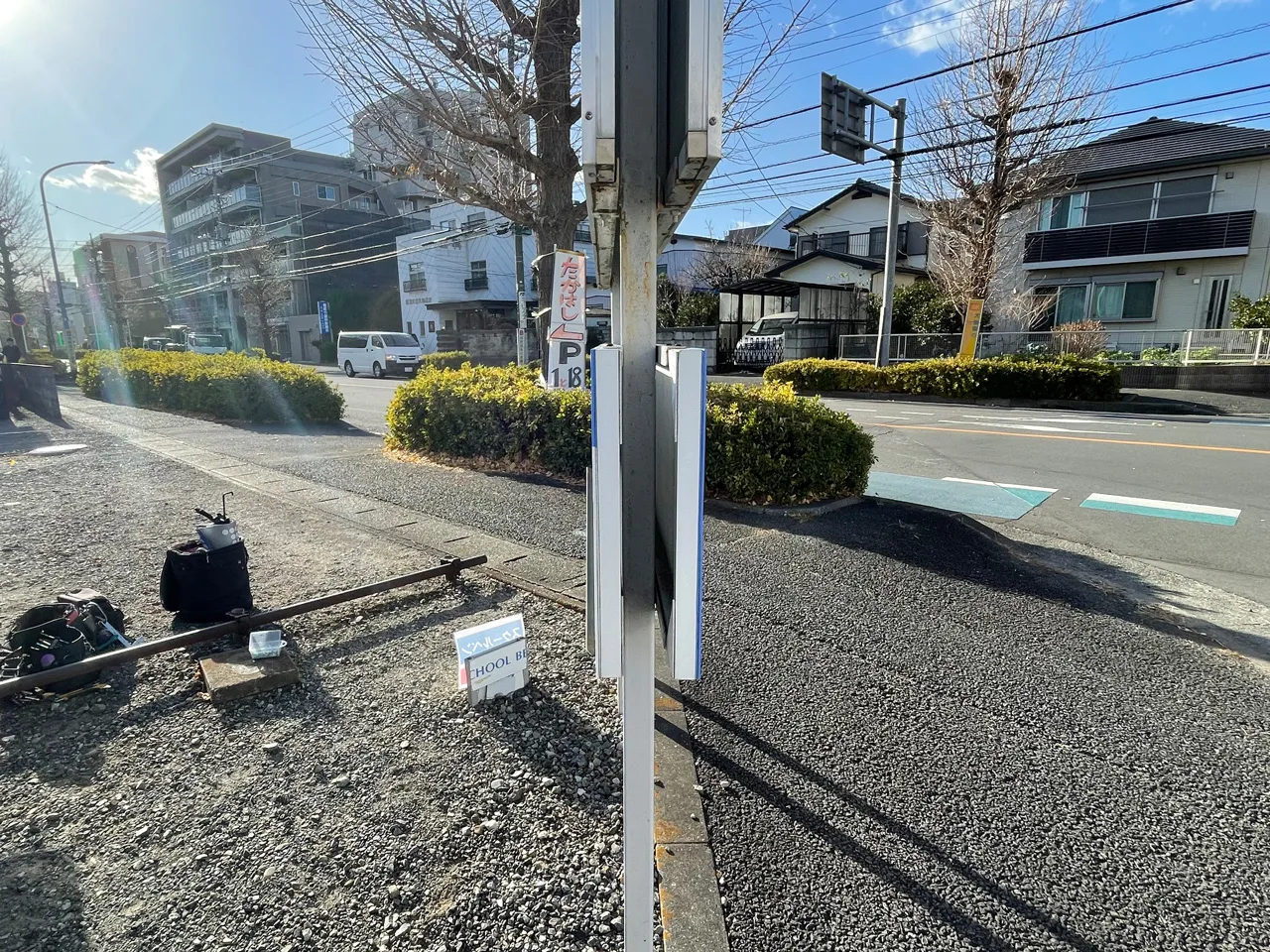 駐車場看板の足のプレート看板