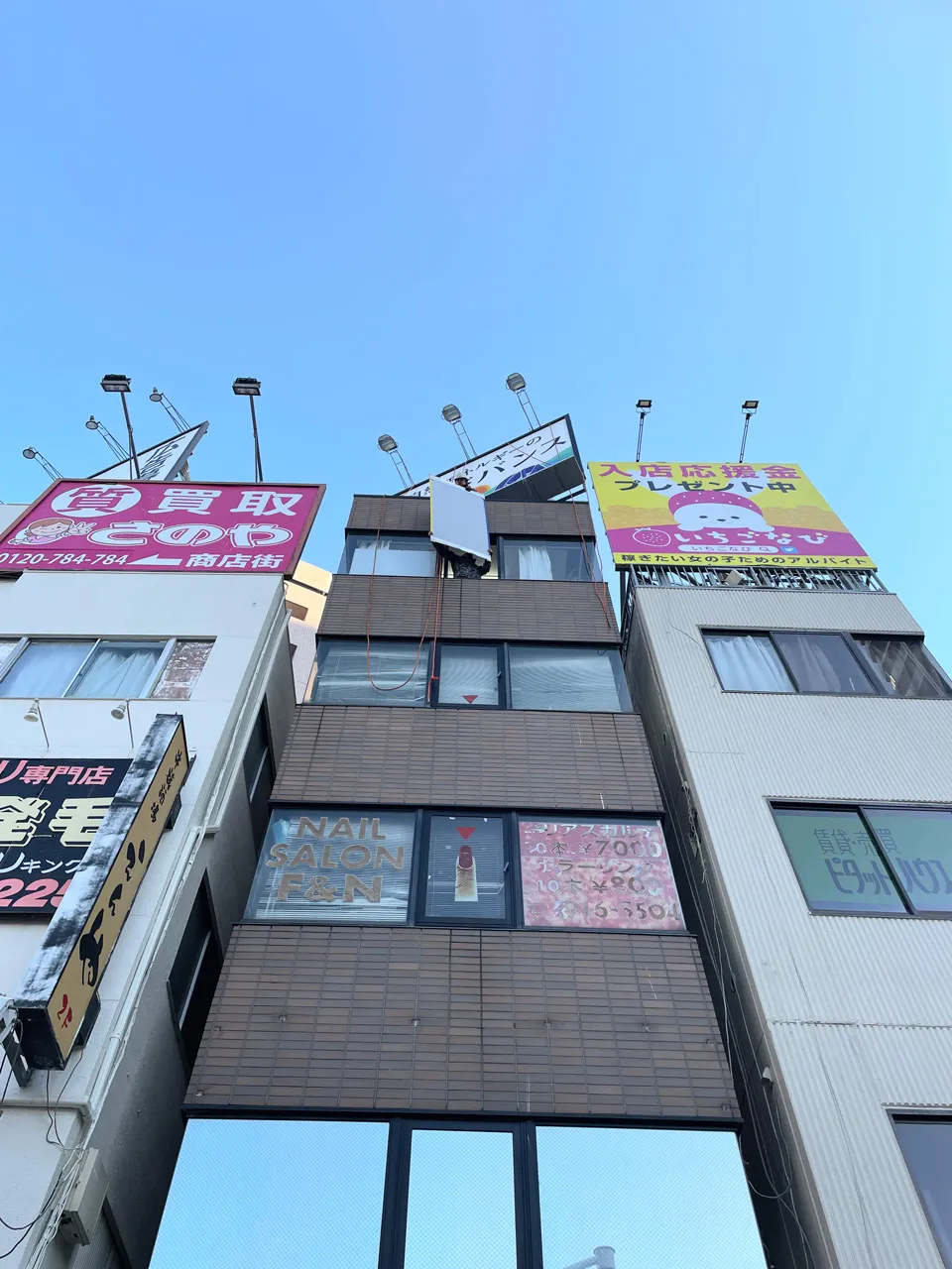 プレート部分を窓から屋上へ上げてるところ