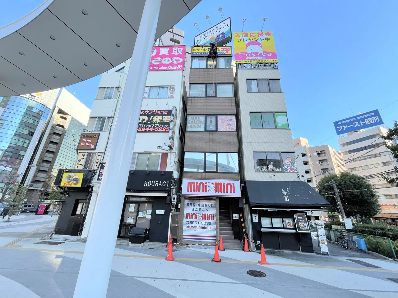 壁面にプレート看板を設置したところ