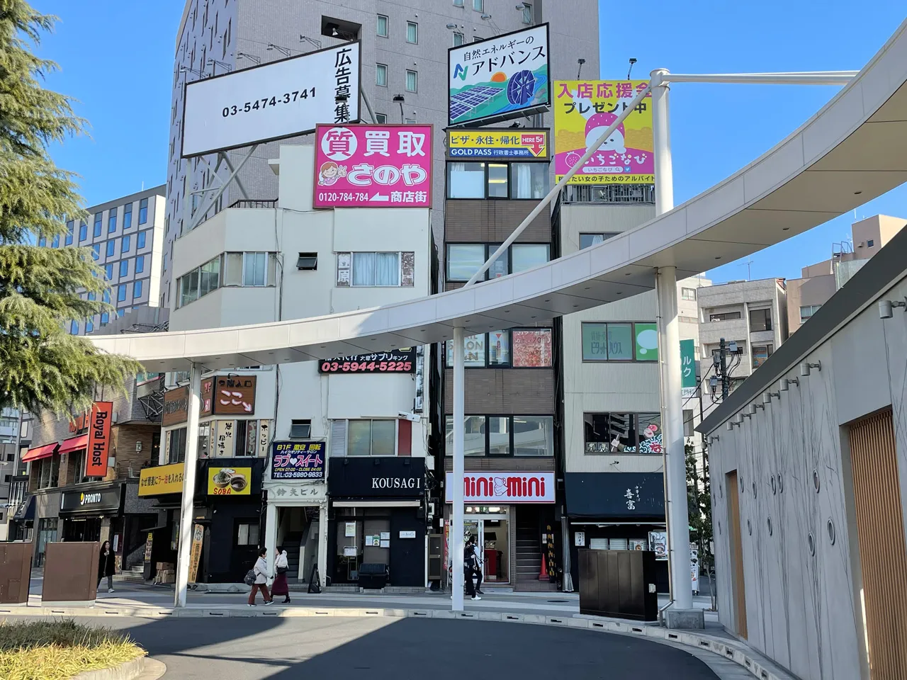 離れて見たプレート看板