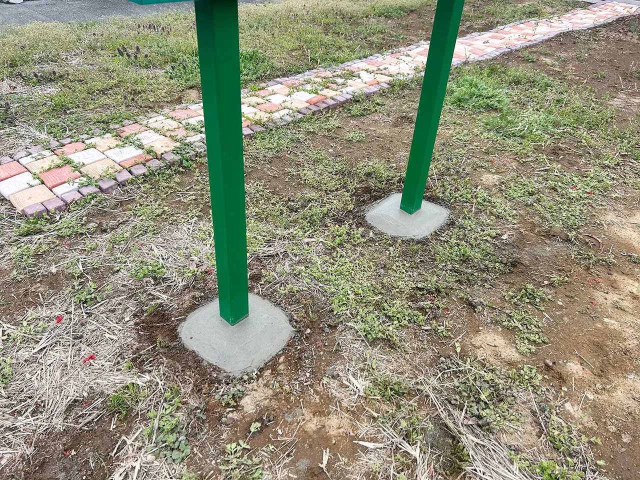 野立看板の足元のコンクリート