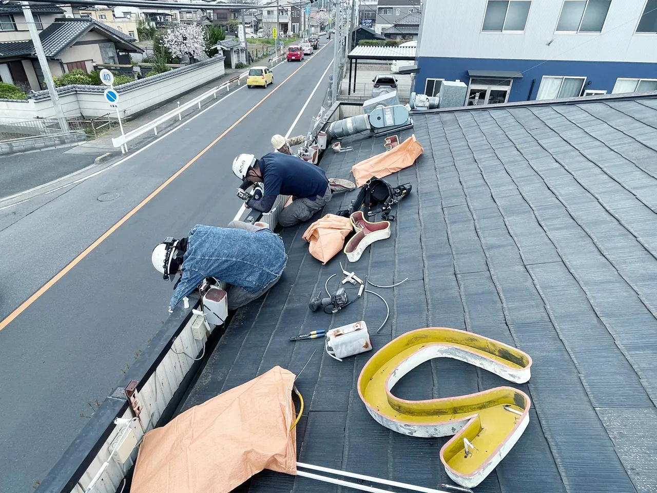 ネオン看板を撤去しているところ