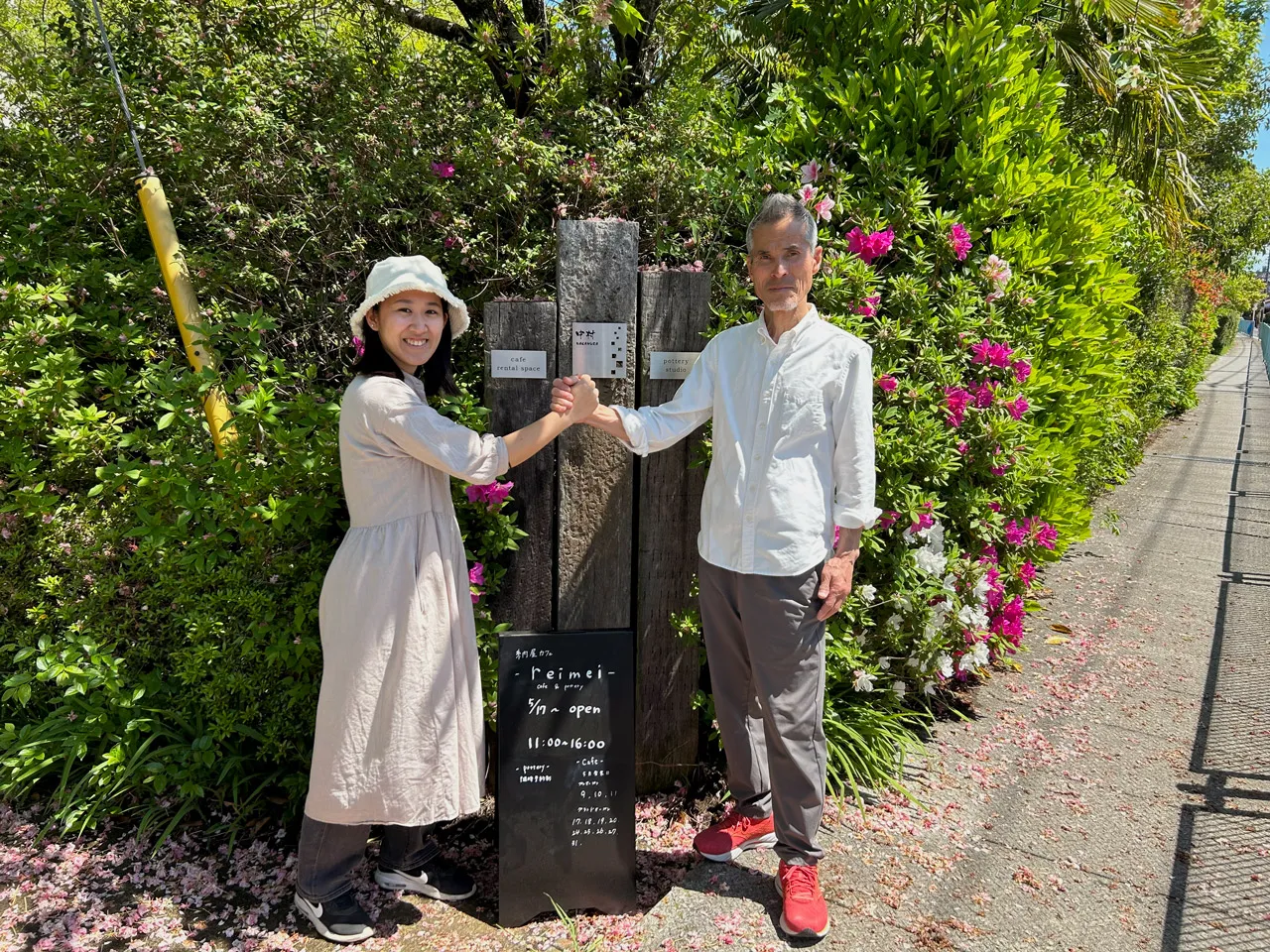 オーナー様お二人と看板