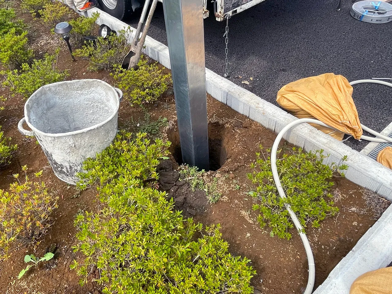 穴に看板の足を挿しているところ