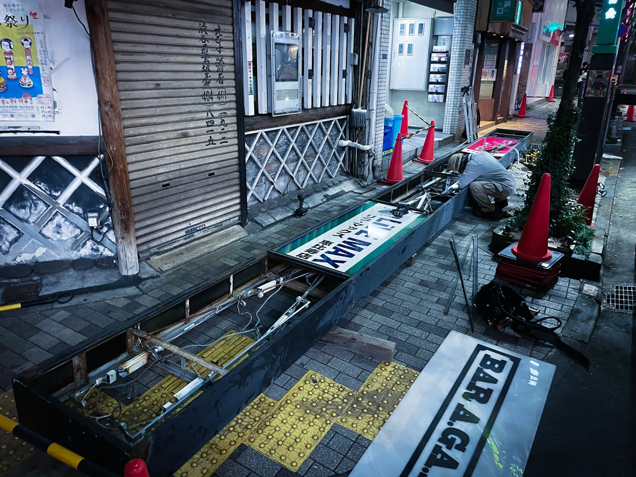 アクリル板を外しているところ