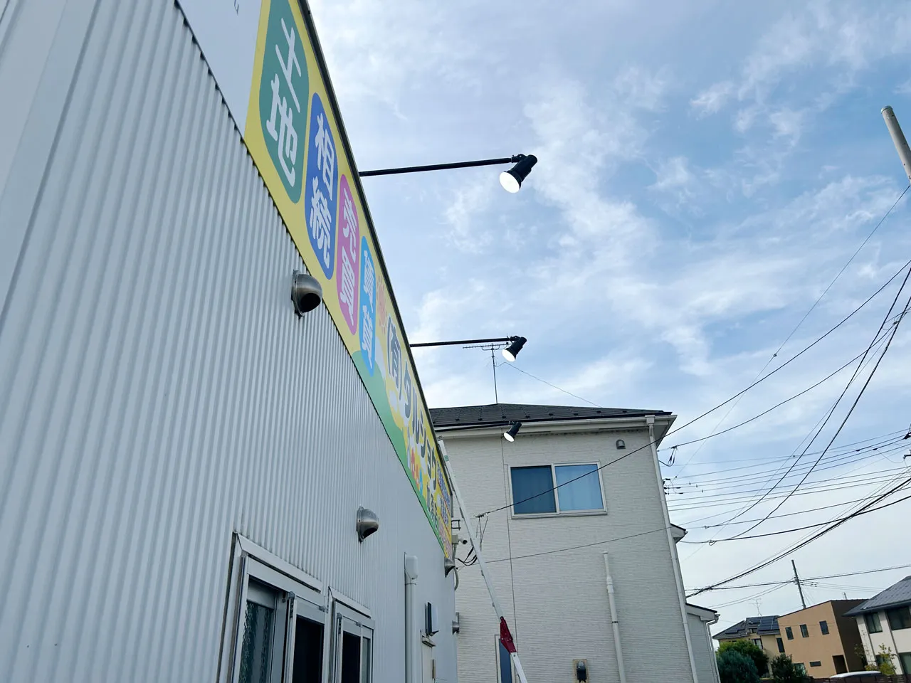 ファサード看板を照らすLEDスポットライト
