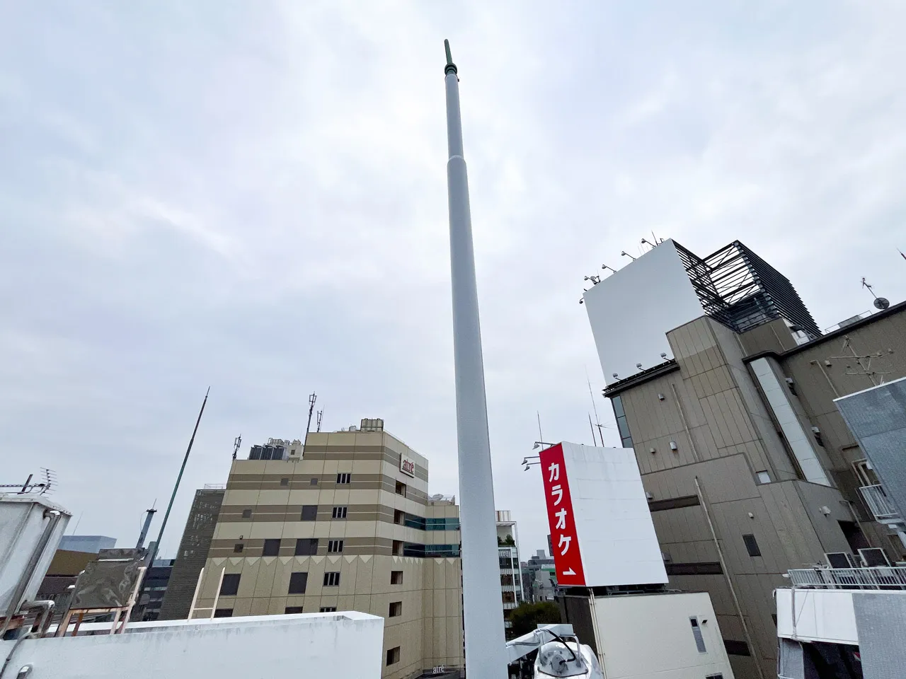 仕上げ塗りをした美しい塔屋看板の鉄骨
