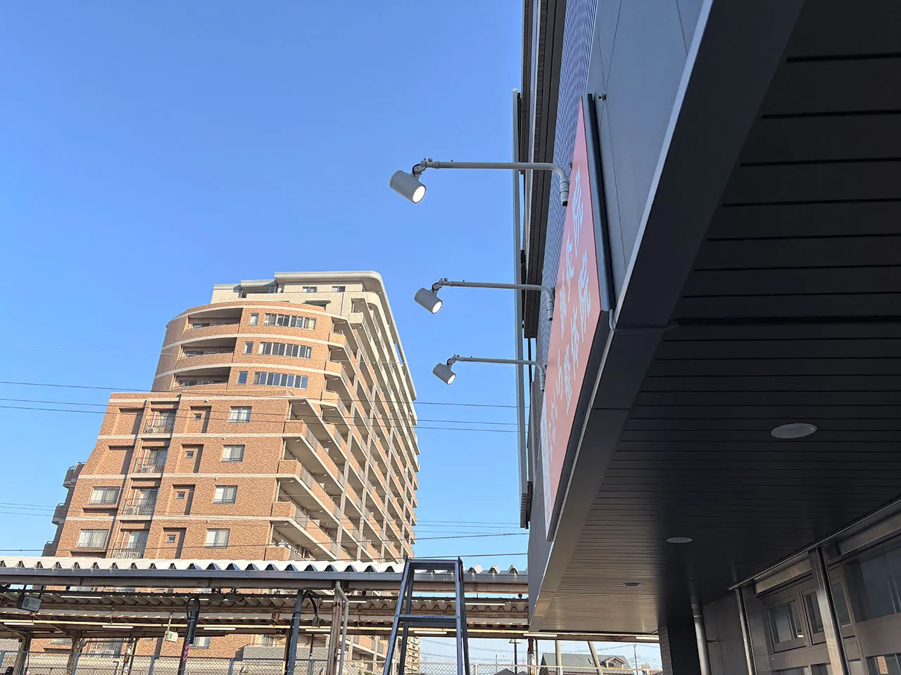 スポットライトの当たったなないろ鍼灸整体院の看板