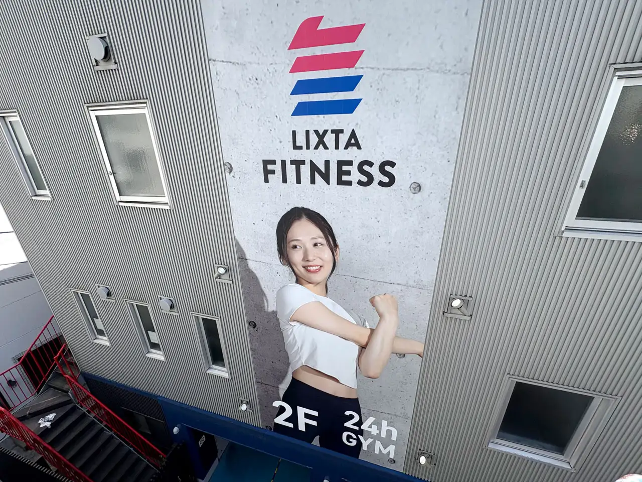 壁に貼られたLIXTA FITNESSの大きな看板