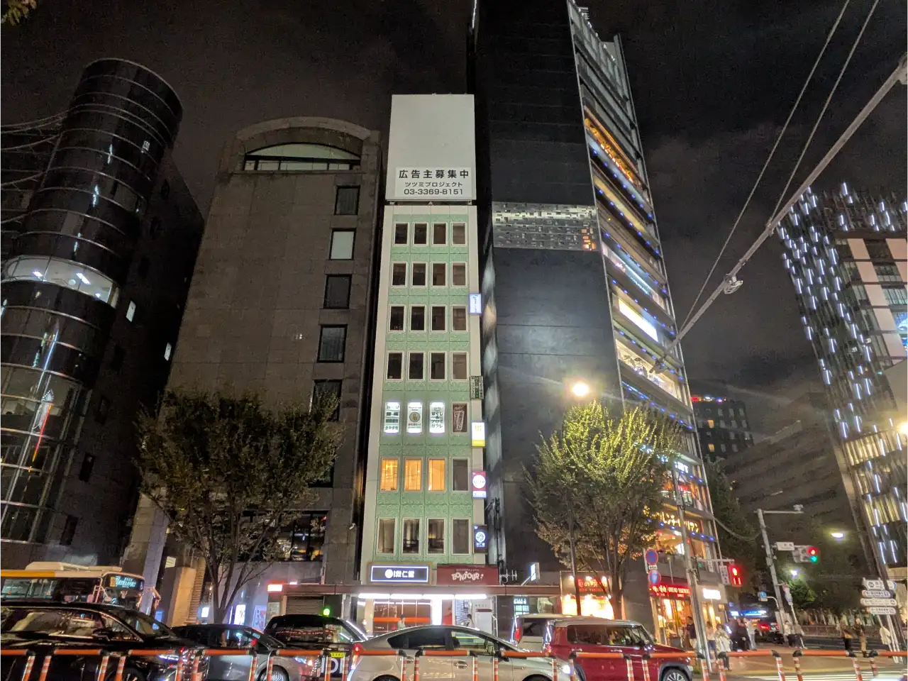 シート貼りをする前の塔屋看板