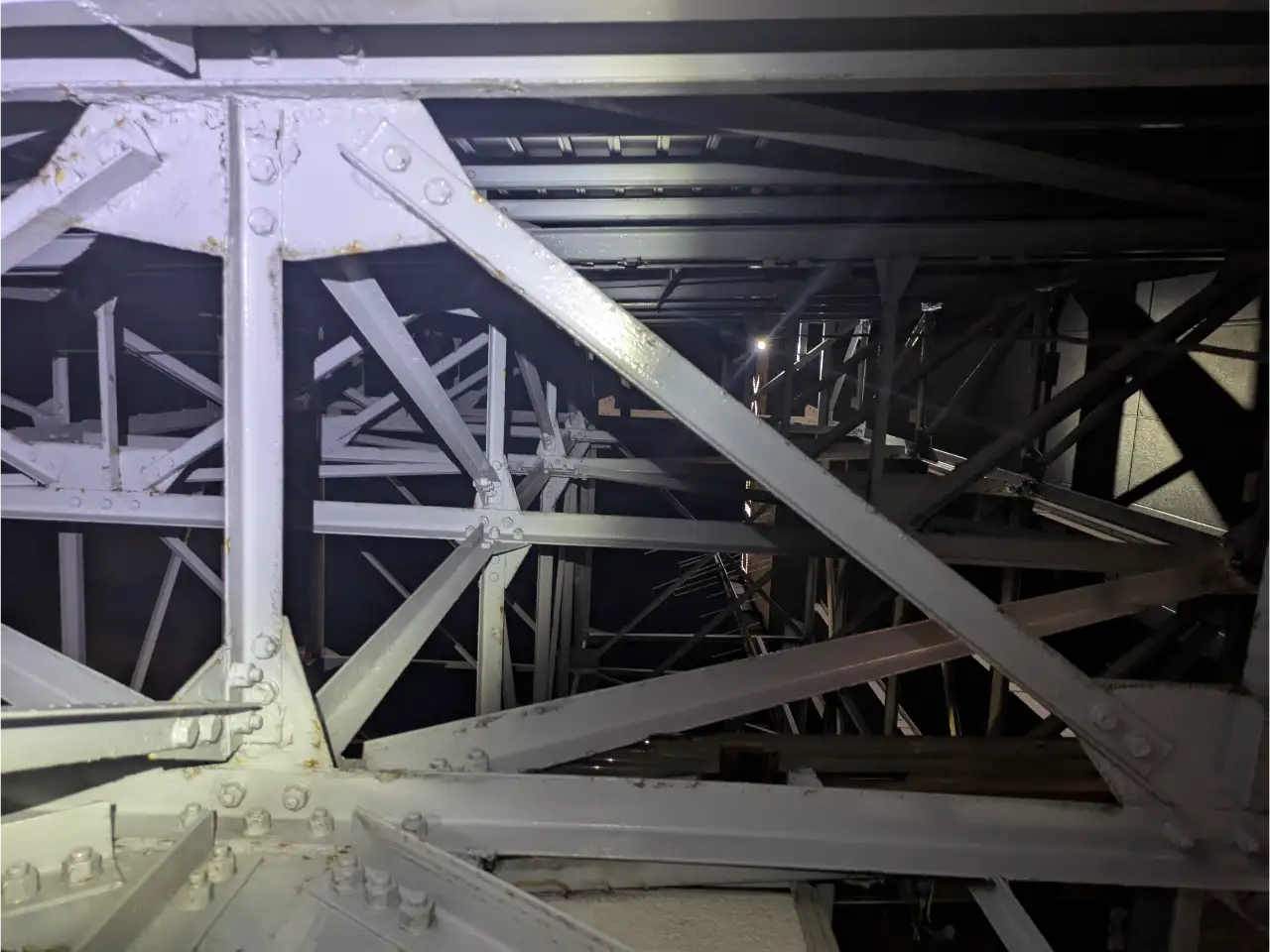 塔屋看板内部の鉄骨構造