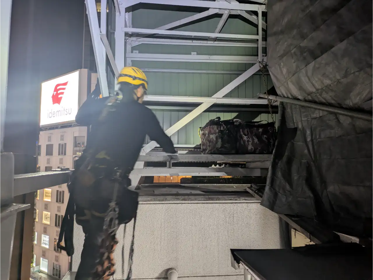 職人が鉄骨を登るところ