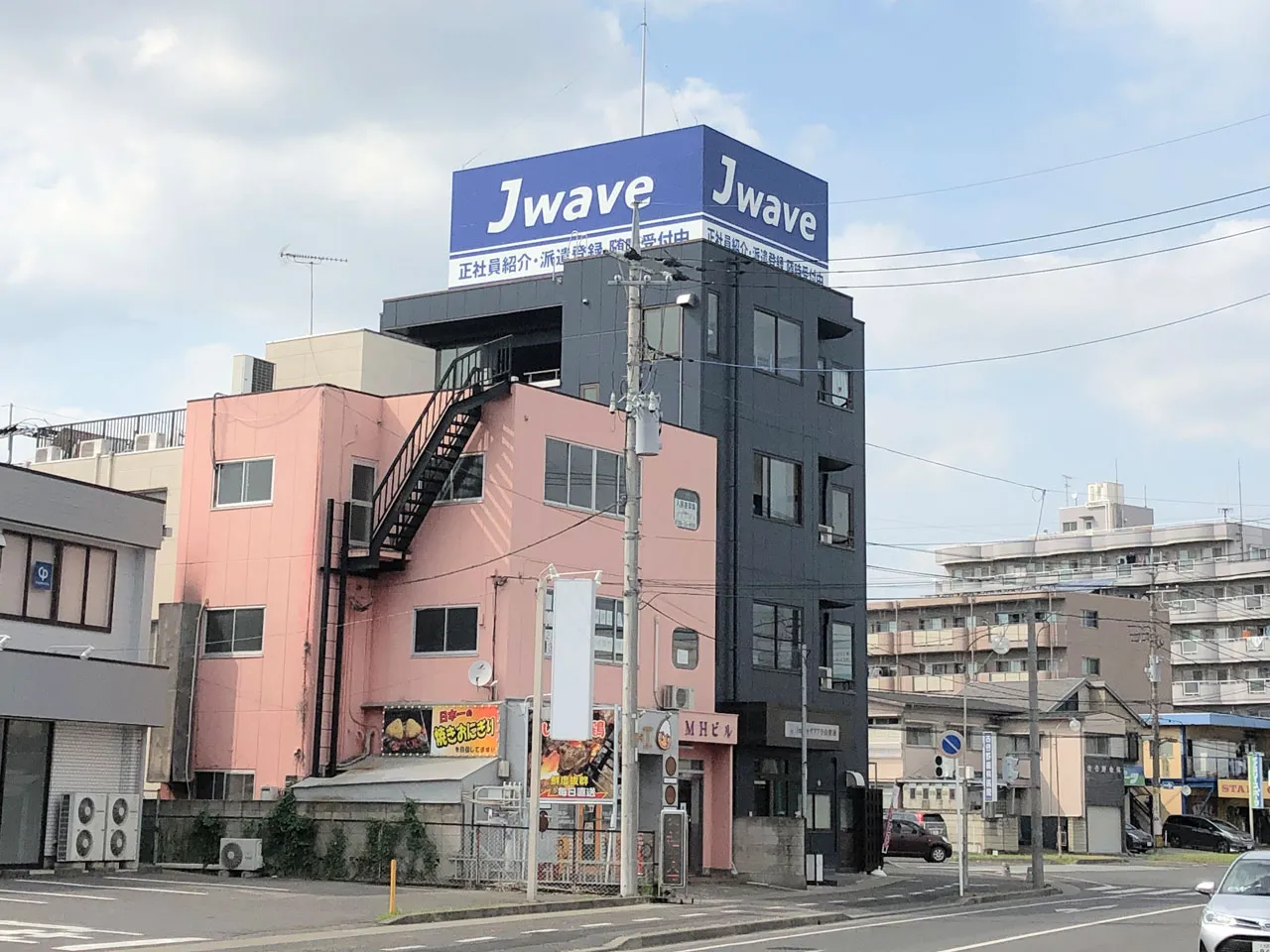 遠くからでもはっきり見える塔屋看板
