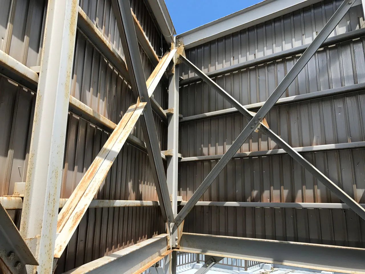 足場を組んで施工する塔屋看板