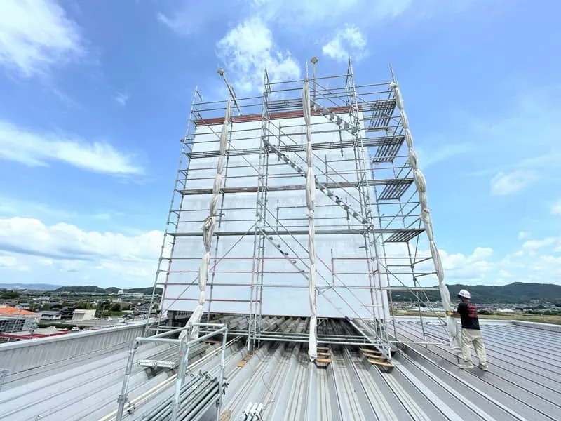 足場を組んで施工する塔屋看板