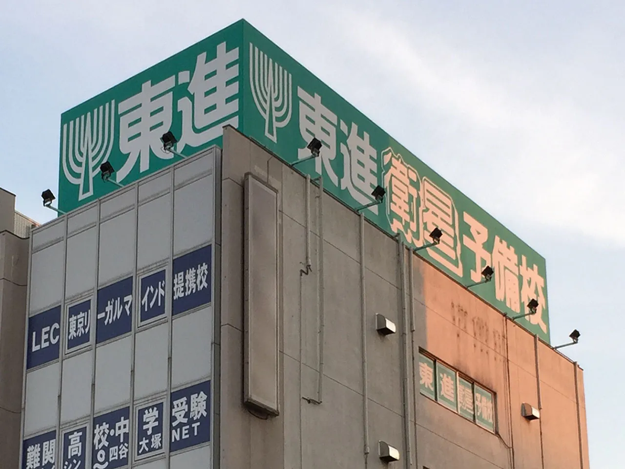 足場を組んで施工する塔屋看板