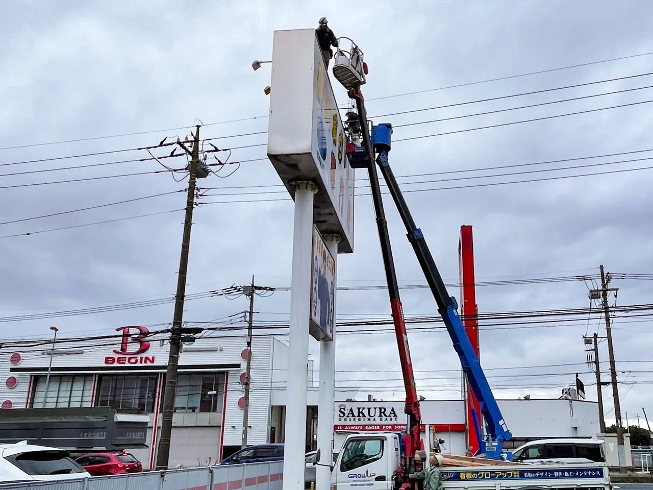 ポール看板から照明器具を外しているところ