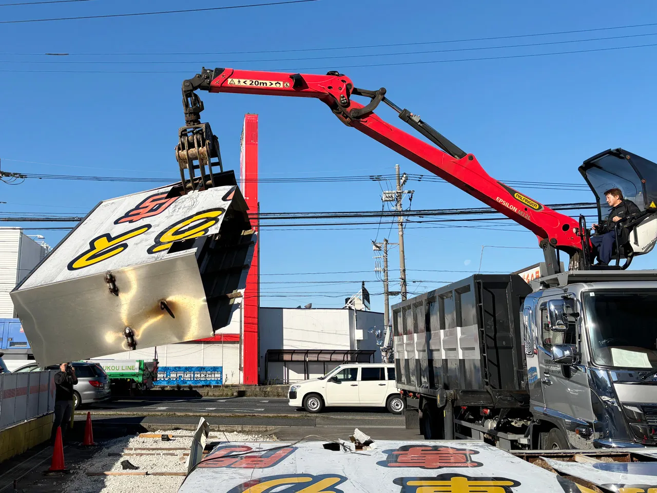 撤去したポール看板をトラックに積み込むところ